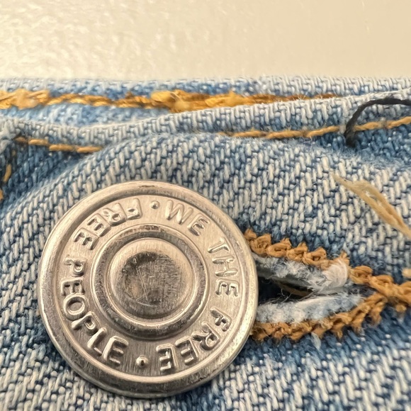 We The Free Light Blue Distressed Boyfriend Jeans Free People size 26 - Picture 10 of 13